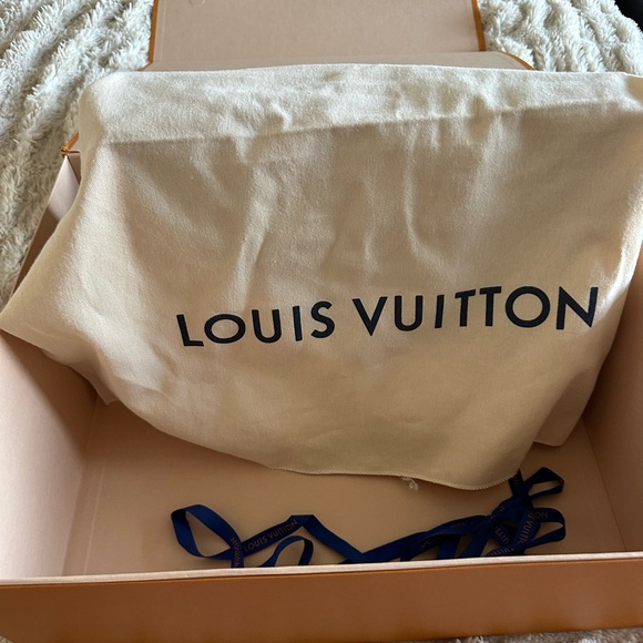 Louis Vuitton OnTheGo MM reverse Monogram Tote - Picture 9 of 11